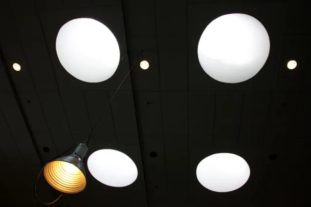 Taklampor i närbild. Foto.