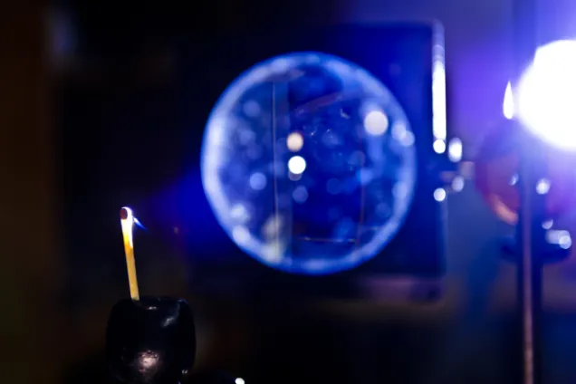 Tändsticka och blått ljus taget vid experimentella seminarier och labbar på Fysicum. Foto.