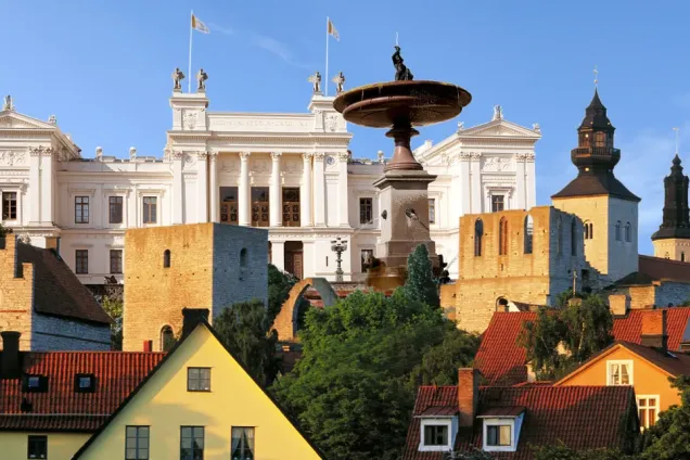 Kollage med Visby stadsvy samt Lunds universitet.
