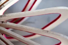 Detaljbild på modell i plywood från arikitektubildningen