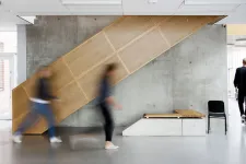 Suddiga människor går fort framför trappa. Foto.